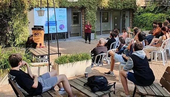 קהל סקרן במפגש יום האקלים עם נציגי עיריית תל אביב וחוקרי מיזם האקלים, בגינת מתנאל בפקולטה למדעי החברה